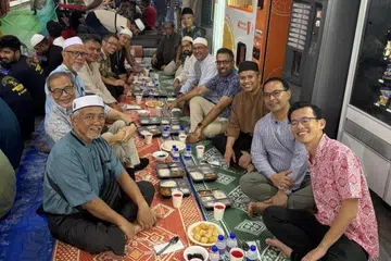 Ketua Parti Pekerja (WP), Encik Pritam Singh (empat dari kanan), bersama Anggota Parlimen parti itu, Encik Dennis Tan (Hougang) (dua dari kiri); Encik Gerald Giam (GRC Aljunied) (lima dari kiri); Encik Muhamad Faisal Abdul Manap (GRC Aljunied) (tujuh dari kanan), dan pengurus hartanah Majlis Bandaran Aljunied-Hougang (AHTC), Encik Abdul Muhaimin Abdul Malik (tiga dari kanan); serta eksekutif teknologi majlis bandaran itu, Encik Kenneth Tiong (kanan), di majlis buka puasa bersama anggota lembaga pentadbir masjid (LPM) Masjid Alkaff Kampung Melayu.