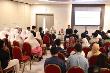 (Dari kiri) Menteri Negara (Penerangan dan Pembangunan Digital merangkap Kesihatan), Cik Rahayu Mahzam; Menteri Negara Kanan (Pertahanan merangkap Tenaga Manusia), Encik Zaqy Mohamad; dan Menteri Negara (Ehwal Dalam Negeri merangkap Pembangunan Negara), Profesor Madya Dr Muhammad Faishal Ibrahim, berbincang dengan sekumpulan belia mengenai ancaman pengganasan dalam talian dan konflik Israel-Palestin dalam satu sesi dialog di Civil Service Club @ Tessensohn pada 1 Oktober, salah satu cara yang mana pemerintah mendekati rakyat Singapura.