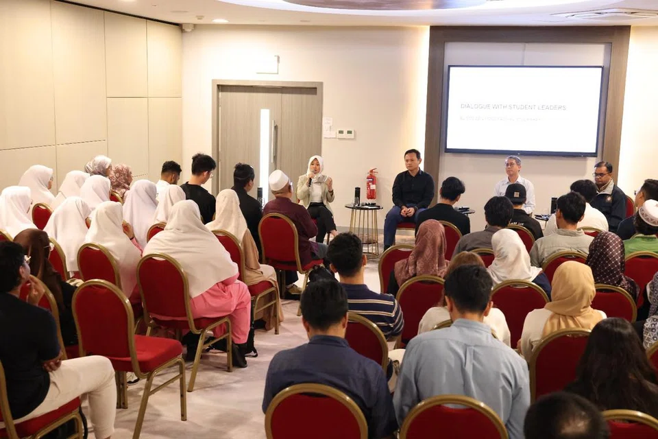 (Dari kiri) Menteri Negara (Penerangan dan Pembangunan Digital merangkap Kesihatan), Cik Rahayu Mahzam; Menteri Negara Kanan (Pertahanan merangkap Tenaga Manusia), Encik Zaqy Mohamad; dan Menteri Negara (Ehwal Dalam Negeri merangkap Pembangunan Negara), Profesor Madya Dr Muhammad Faishal Ibrahim, berbincang dengan sekumpulan belia mengenai ancaman pengganasan dalam talian dan konflik Israel-Palestin dalam satu sesi dialog di Civil Service Club @ Tessensohn pada 1 Oktober, salah satu cara yang mana pemerintah mendekati rakyat Singapura.