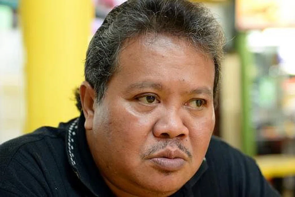 MERENUNG JAUH: Biarpun mengalami pelbagai jenis penyakit, termasuk masalah katarak teruk pada mata kirinya, pelawak Alias Kadir masih bersemangat apabila mendapat tawaran pekerjaan berkaitan seni bulan ini. - Foto ZAINAL YAHYA