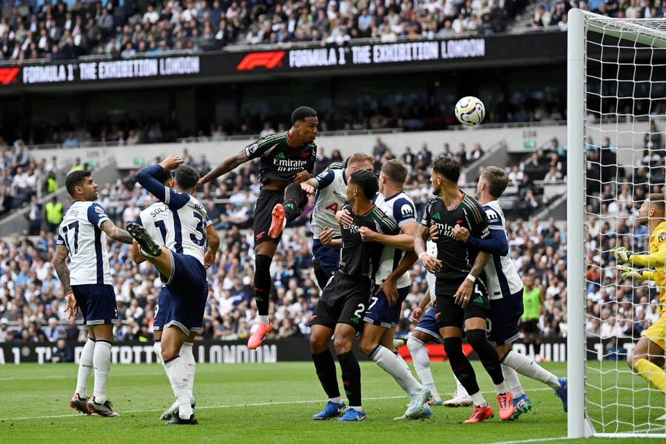 Pemain pertahanan Arsenal, Gabriel Magalhaes (tengah), melompat tinggi bagi menanduk masuk gol kemenangan ke atas Tottenham Hotspur.