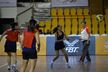 BIASAKAN DIRI DENGAN GELANGGANG: Naib Kapten pasukan bola jaring negara Baizura Abdul Razak berlatih di gelanggang Stadium Juara di Kuala Lumpur bersama anggota pasukannya disaksikan jurulatih Yeo Mee Hong. Foto: SITI AISYAH NORDIN