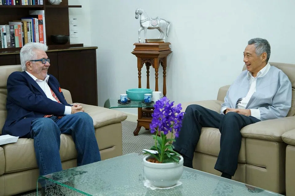 PERTEMUAN EMPAT MATA: Perdana Menteri Lee Hsien Loong (kanan) diwawancara penulis pojok akhbar South China Morning Post, Encik Tom Plate, di Istana tahun ini. - Foto MCI