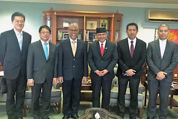 BINCANG KERJASAMA: Encik Masagos (tiga dari kiri) telah mengadakan perbincangan dengan Menteri Kebudayaan, Belia dan Sukan Brunei, Dato Paduka Seri Hj Aminuddin Ihsan (tiga dari kanan). Turut menemani Encik Masagos ialah Pesuruhjaya Tinggi, Encik Lim Hong Huai (dua dari kiri) dan Timbalan Pesuruhjaya Tinggi, Encik Raymond Chow (kanan sekali).- Foto MCI