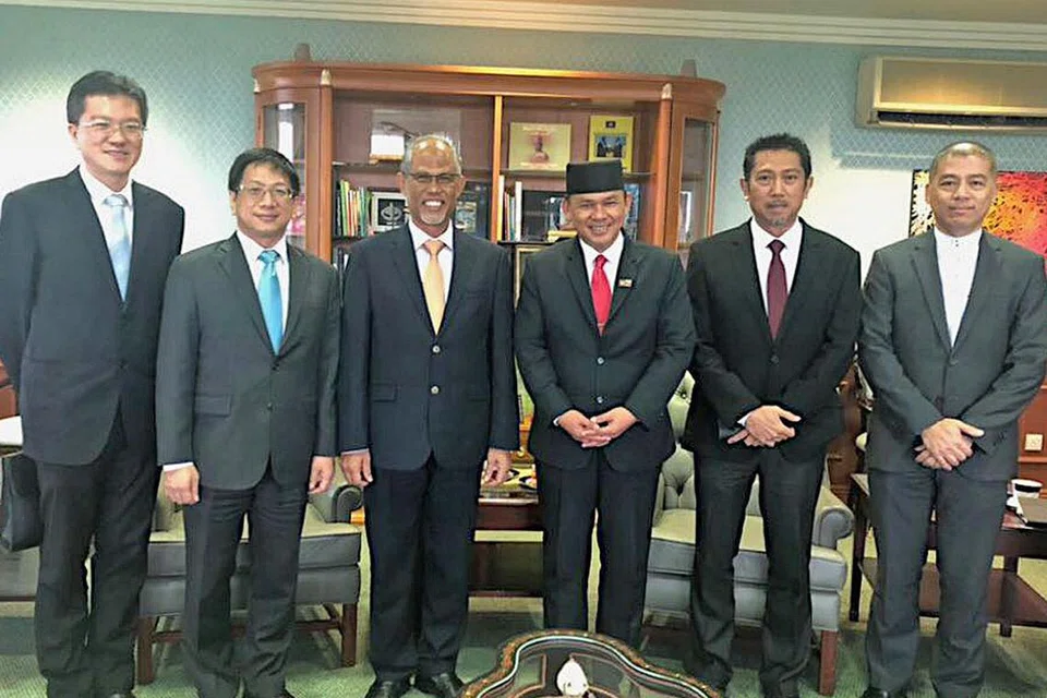 BINCANG KERJASAMA: Encik Masagos (tiga dari kiri) telah mengadakan perbincangan dengan Menteri Kebudayaan, Belia dan Sukan Brunei, Dato Paduka Seri Hj Aminuddin Ihsan (tiga dari kanan). Turut menemani Encik Masagos ialah Pesuruhjaya Tinggi, Encik Lim Hong Huai (dua dari kiri) dan Timbalan Pesuruhjaya Tinggi, Encik Raymond Chow (kanan sekali).- Foto MCI