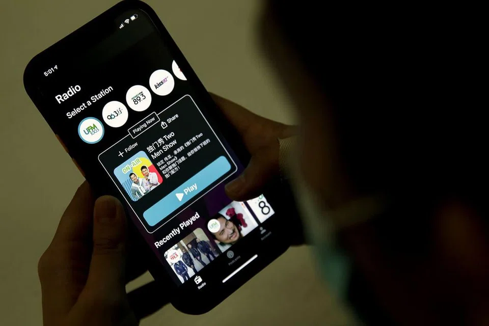 SEMUA DALAM SATU: Aplikasi Awedio membolehkan pengguna mendengar rancangan radio dan podcast terbitan SPH termasuk #NOTAPIS oleh Berita Harian. - Foto ZAOBAO dan BH
