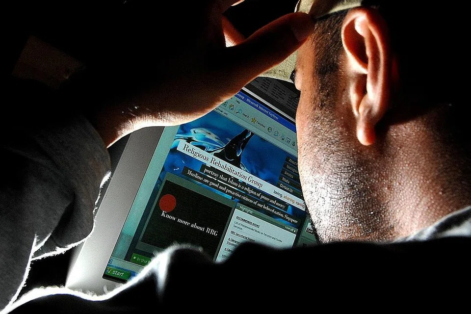 PENGARUH INTERNET: Akses kepada maklumat agama semakin mudah diperoleh melalui Internet. Justeru penting bagi semua mendapat maklumat daripada saluran yang boleh dipercayai.