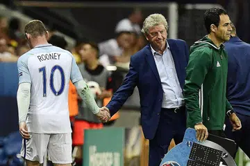 BERAKHIRNYA ERA HODGSON: Pengurus England bersalaman dengan Kapten England selepas digantikan dengan Marcus Rashford dalam perlawanann menentang Iceland di peringkat kalah mati Euro 2016. England kalah mengejut 0-1 dan Hodgson meletak jawatan serta-merta. - Foto AFP