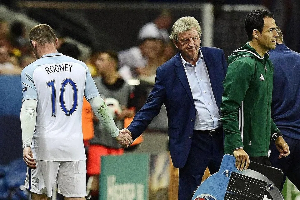 BERAKHIRNYA ERA HODGSON: Pengurus England bersalaman dengan Kapten England selepas digantikan dengan Marcus Rashford dalam perlawanann menentang Iceland di peringkat kalah mati Euro 2016. England kalah mengejut 0-1 dan Hodgson meletak jawatan serta-merta. - Foto AFP