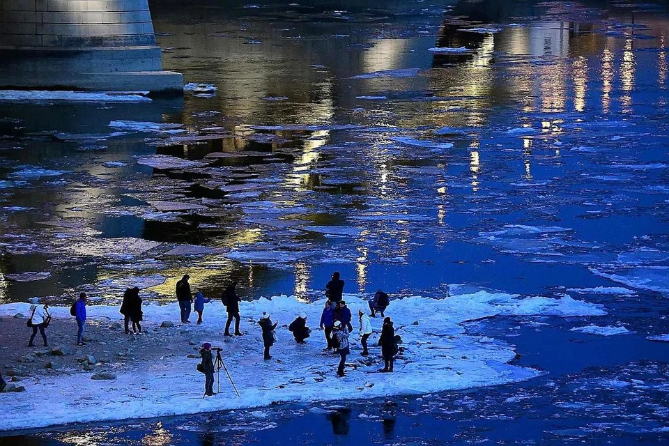 SEMUA BEKU: Orang ramai mengambil gambar dan berdiri di atas kepingan ais yang membeku di Sungai Danube di Budapest, kelmarin. - Foto AFP