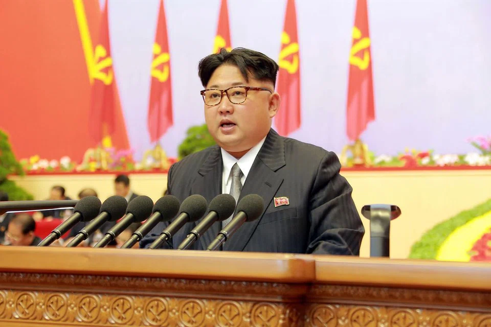 DISAHKAN SEBAGAI PEMIMPIN: Encik Kim mengumumkan dasar membangunkan senjata nuklear dan ekonomi sewaktu kongres pertama parti pemerintah Korea Utara Jumaat lalu. - Foto AFP