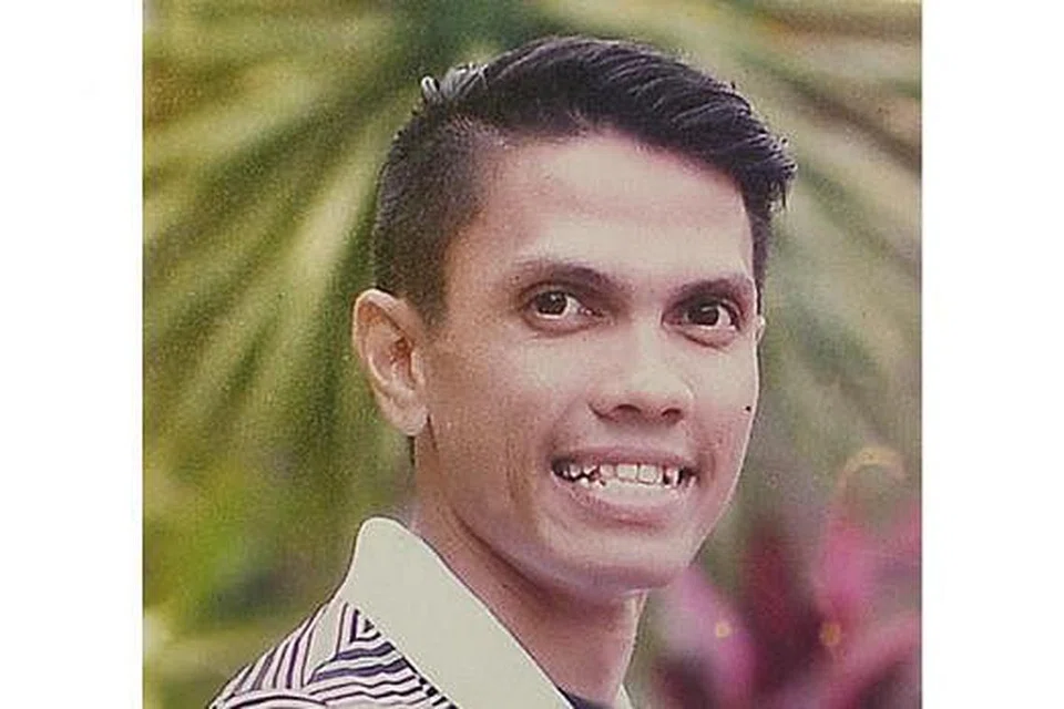 KERANDA DIUSUNG JASA DIJUNJUNG: Allahyarham Mohammad Ghazi (gambar atas) terkorban semasa menyelamatkan anak-anak muridnya. - Foto fail