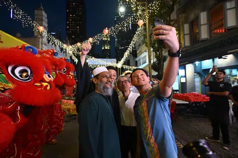 Penyalaan lampu yang menerangi kawasan Telok Ayer, dari Telok Ayer Street, Amoy Street, Boon Tat Street hingga ke Lau Pa Sat melambangkan semangat kemajmukan budaya dan kewujudan bersama antara pelbagai agama di Singapura.