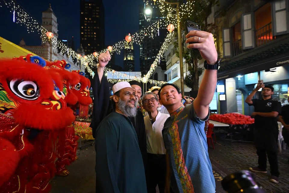 Penyalaan lampu yang menerangi kawasan Telok Ayer, dari Telok Ayer Street, Amoy Street, Boon Tat Street hingga ke Lau Pa Sat melambangkan semangat kemajmukan budaya dan kewujudan bersama antara pelbagai agama di Singapura.