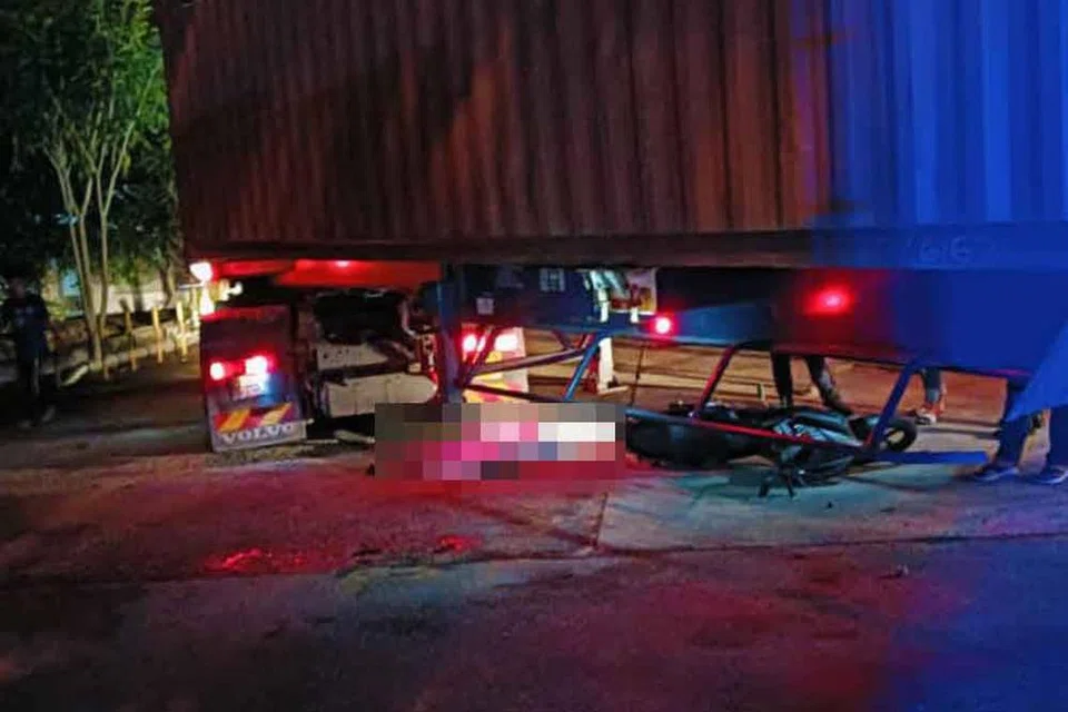 Remaja 16 tahun maut selepas motosikal yang ditunggang terlibat dalam kemalangan dengan treler di Jalan Bukit Minyak, Kampung Tok Subuh pada 29 April.