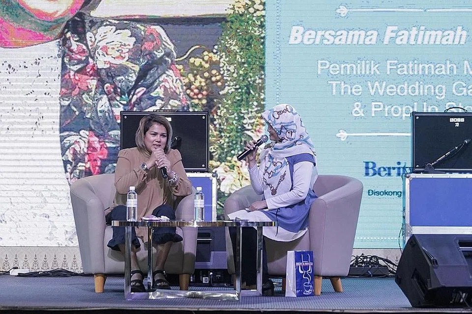 DAPAT SAMBUTAN: Lebih 100 orang menghadiri sesi perkongsian niaga anjuran BH bersama usahawan dan pereka fesyen, Fatimah Mohsin (kanan), yang diadakan pada 23 Ogos lalu. - Foto fail 
