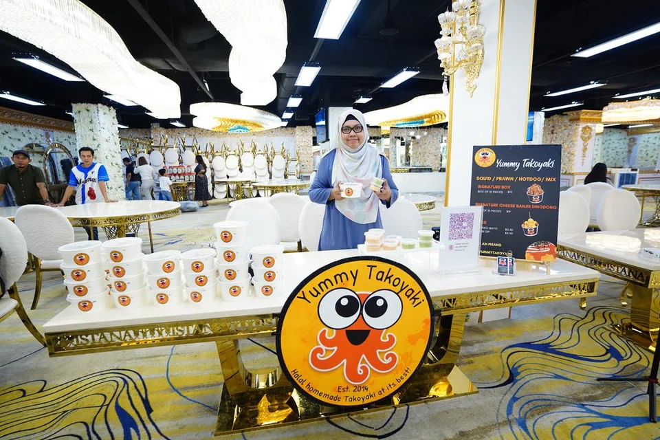 Pemilik perniagaan Yummy Takoyaki, Cik Suryanie Ismail terpaksa membatalkan penghantaran logistik seperti bahan-bahan makanan mereka pada saat-saat terakhir.