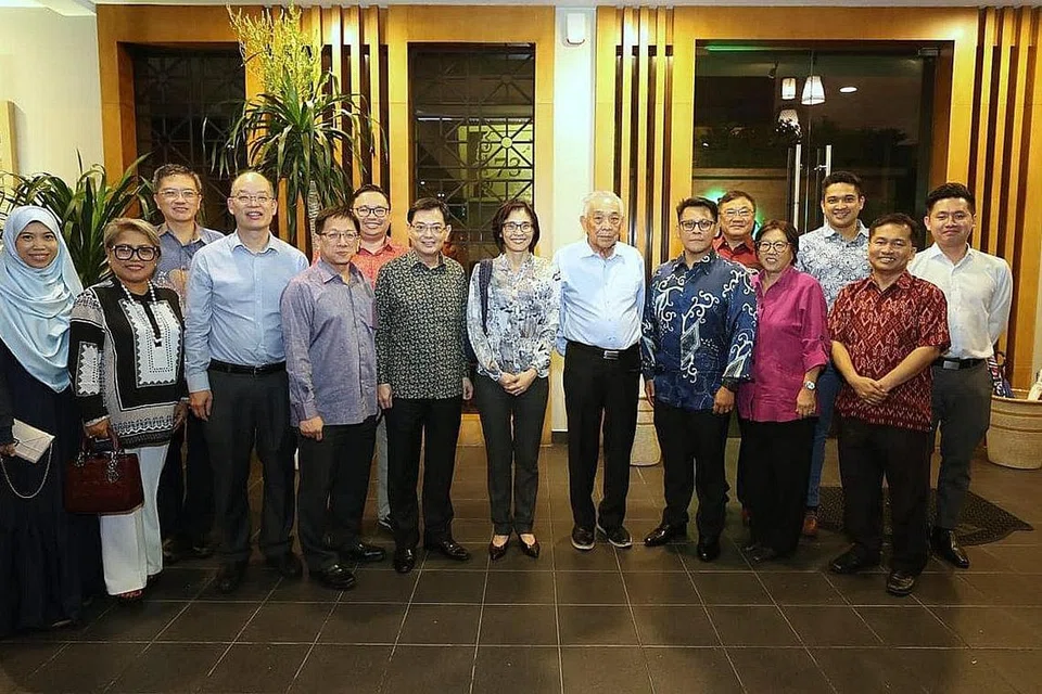 BERSAMA WARGA SINGAPURA: Timbalan Perdana Menteri, Encik Heng Swee Keat (tujuh dari kiri), menemui sekumpulan warga Singapura yang bekerja dan tinggal di Brunei dalam satu majlis jamuan kelmarin. - Foto MCI 