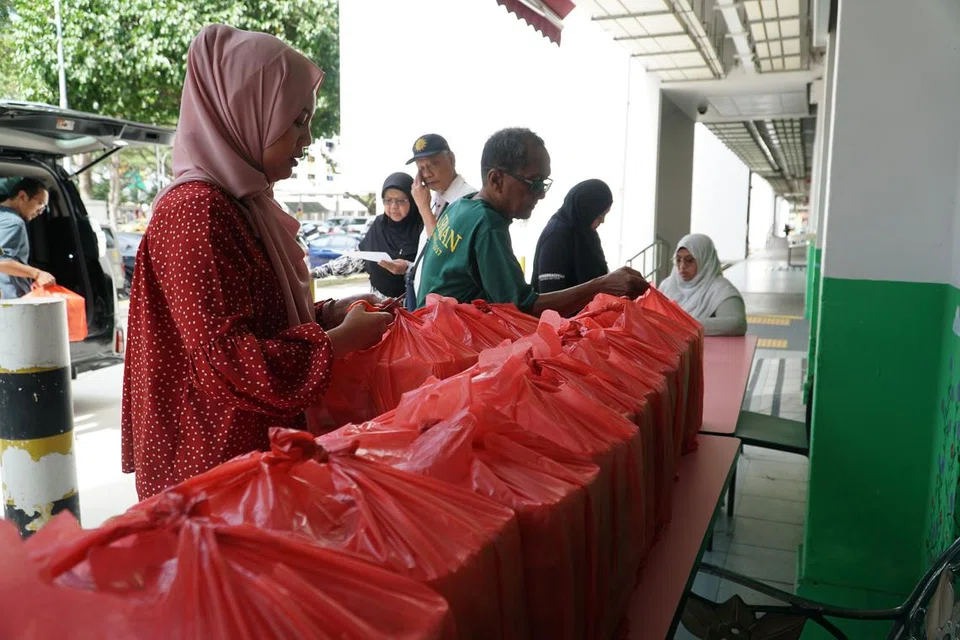 Kakitangan dan sukarelawan Persatuan Muhammadiyah membantu mengagihkan juadah berbuka puasa kepada benefisiari yang layak, dua kali setiap minggu sepanjang bulan Ramadan ini.