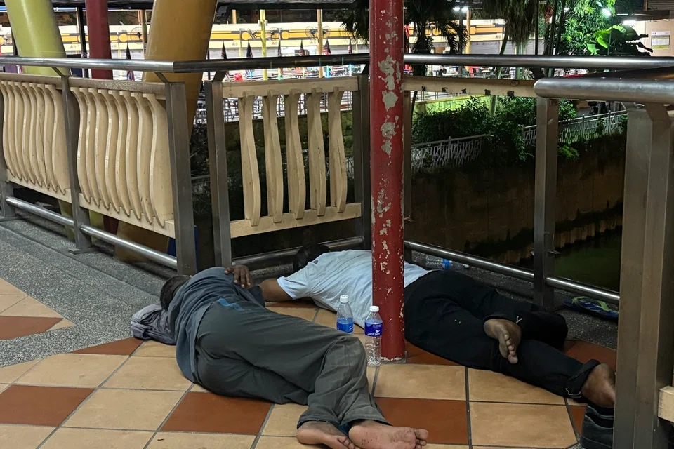 Kehidupan gelandangan yang tidur di atas jejantas dekat Titiwangsa, Kuala Lumpur, ini mengundang simpati ramai. 