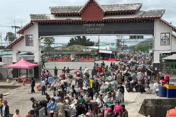 Gambar edaran yang diambil dan dikeluarkan oleh Kementerian Buruh Kemboja pada 6 Ogos 2025 ini menunjukkan pekerja migran Kemboja membawa barang-barang peribadi mereka ketika pulang dari Thailand susulan pertempuran sempadan, melalui Pintu Sempadan Antarabangsa Daung di wilayah Battambang.