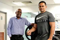 PENGAJIAN HOLISTIK: Menurut pengetua Encik Murugan K (kiri), pelajar yang mengikuti pengajian di Akademi Antarabangsa Institut Pengurusan Singapura (SIM) akan dapat meraih manfaat sistem akademik yang berstruktur dan pengalaman kesukanan yang menyeluruh di bawah didikan Ketua Subjek Sains Sukan, Encik Romi Musa. - Foto ZAINAL YAHYA