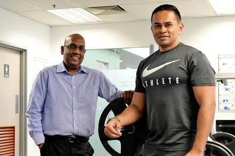 PENGAJIAN HOLISTIK: Menurut pengetua Encik Murugan K (kiri), pelajar yang mengikuti pengajian di Akademi Antarabangsa Institut Pengurusan Singapura (SIM) akan dapat meraih manfaat sistem akademik yang berstruktur dan pengalaman kesukanan yang menyeluruh di bawah didikan Ketua Subjek Sains Sukan, Encik Romi Musa. - Foto ZAINAL YAHYA