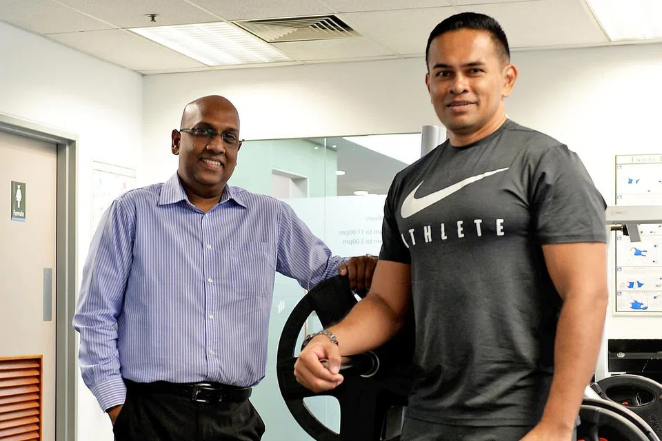 PENGAJIAN HOLISTIK: Menurut pengetua Encik Murugan K (kiri), pelajar yang mengikuti pengajian di Akademi Antarabangsa Institut Pengurusan Singapura (SIM) akan dapat meraih manfaat sistem akademik yang berstruktur dan pengalaman kesukanan yang menyeluruh di bawah didikan Ketua Subjek Sains Sukan, Encik Romi Musa. - Foto ZAINAL YAHYA