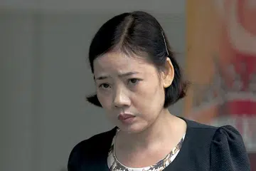 DIPENJARA: Tran Thi Thuy Hang membuka sangkar burung kakak tua milik anak tirinya dan memukulnya menggunakan buluh jemuran sehingga ia mati sebelum membuangnya ke dalam tong sampah.