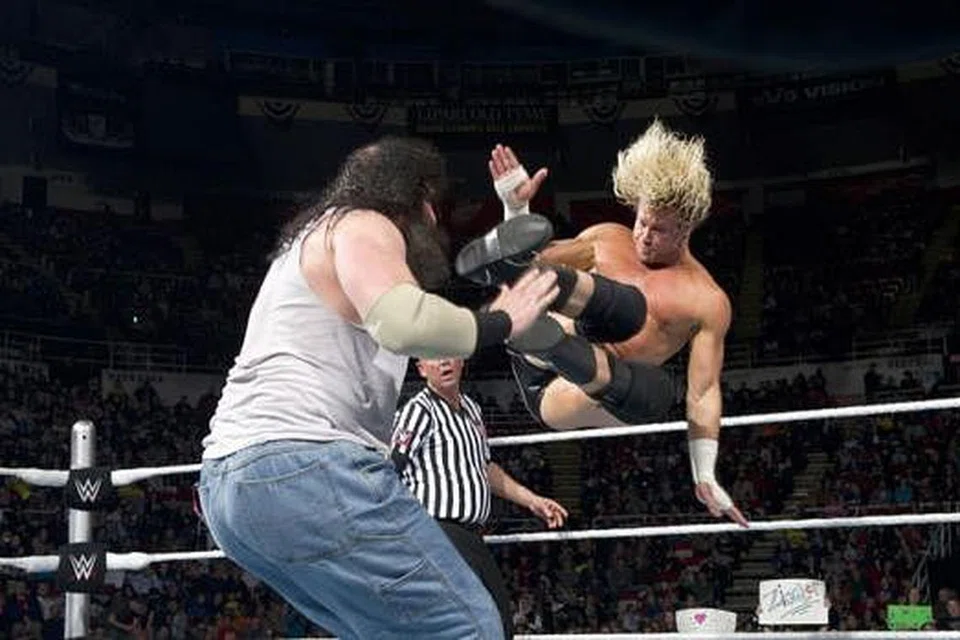 PENUH AKSI: Beginilah salah satu aksi nekad yang perlu ditonjolkan Dolph Ziggler (kanan) semasa bergusti dalam gelanggang. - Foto WRESTLING ENTERTAINMENT