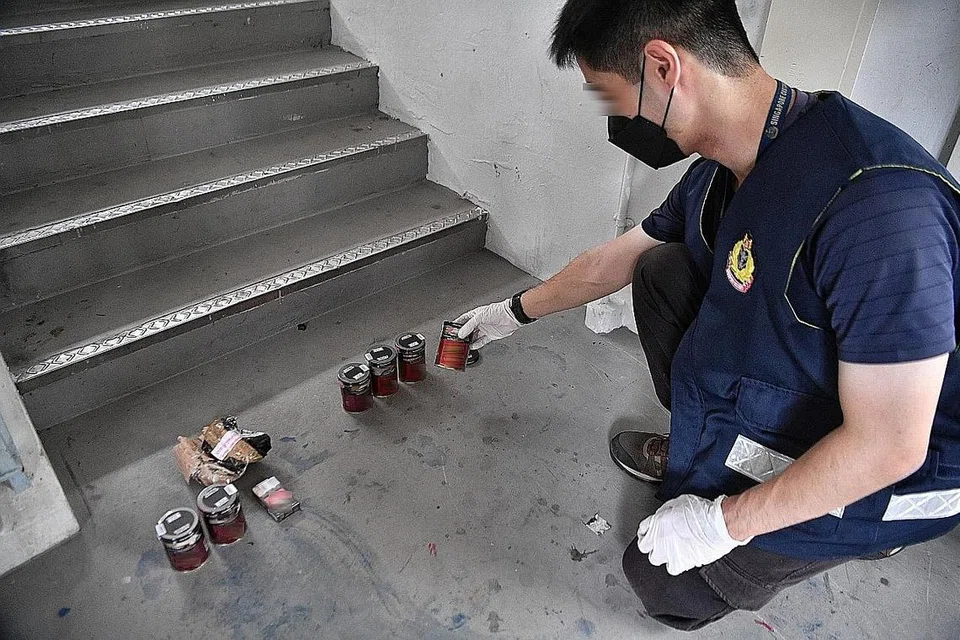 JEJAK DIKESAN: Rokok kontraban yang dibeli menerusi wadah e-dagang dan ia dirampas pegawai Kastam Singapura. - Foto BH oleh ARIFFIN JAMAR.