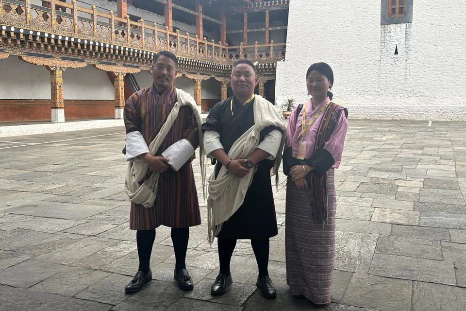 Pakaian tradisional Bhutan. ‘Gho’ dipakai oleh kaum lelaki dan ‘kira’ dipakai oleh kaum wanita.