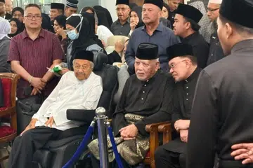 Perdana Menteri Malaysia, Datuk Seri Anwar Ibrahim (duduk, kanan) ketika hadir menziarah jenazah Allahyarhamha Tun Dr Siti Hasmah Mohd Ali. Turut kelihatan dalam gambar ialah mantan Perdana Menteri yang juga suami Allahyarhamha, Tun Dr Mahathir Mohamad(duduk, kiri)  dan Yang di-Pertua Negeri Melaka, Tun Mohd Khalil Yaakob.