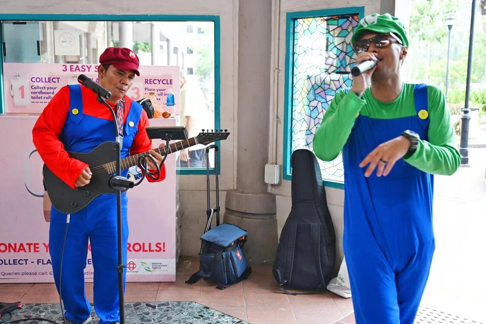 ‘Green Band’ membuat persembahan jalanan di pelbagai lokasi di Singapura. Gambar dirakam ketika mereka membuat persembahan di Woodlands Mart, Blok 768 Woodlands Avenue 6.