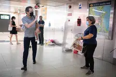 PERALIHAN KE DIGITAL: Edisi cetak terakhir TNP diedarkan semalam, sedang akhbar itu beralih ke wadah digital secara sepenuhnya. - Foto BH oleh SHINTARO TAY