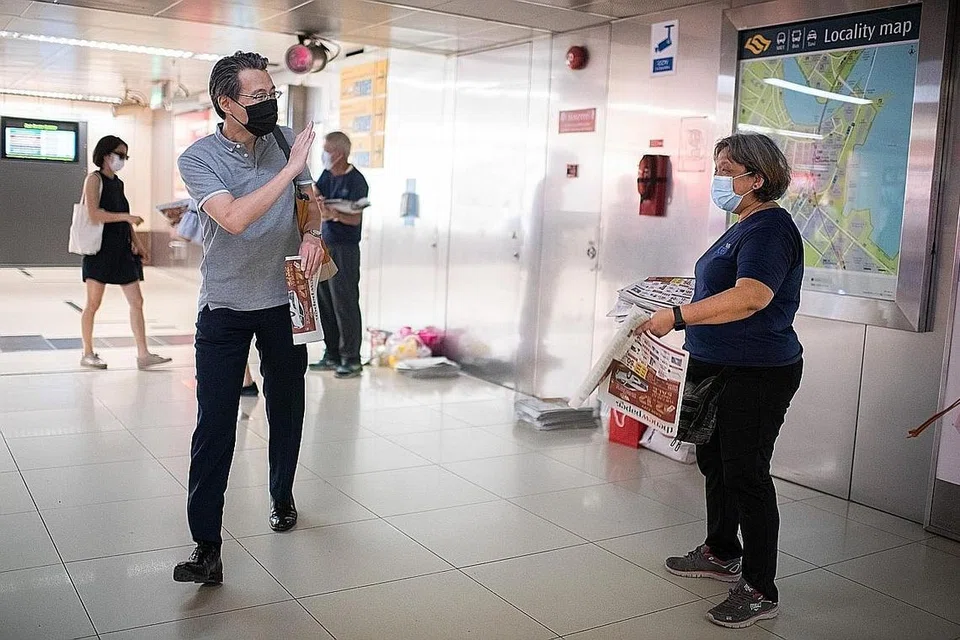 PERALIHAN KE DIGITAL: Edisi cetak terakhir TNP diedarkan semalam, sedang akhbar itu beralih ke wadah digital secara sepenuhnya. - Foto BH oleh SHINTARO TAY