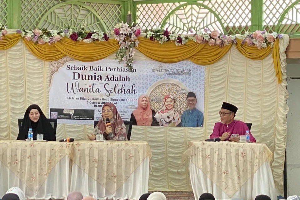 BINCANG SIAPA WANITA SOLEHAH PERHIASAN TERINDAH: (Dari kiri) Panelis, Ustazah Asni Abu Mansor dan Ustazah Dr Norhafizah Musa, bersama moderator, Ustaz Abdul Manaf Rahmat, dalam forum perdana, ‘Sebaik-baik Perhiasan Dunia Adalah Wanita Solehah’, yang diadakan di Masjid Al-Taqua pada 15 Oktober.