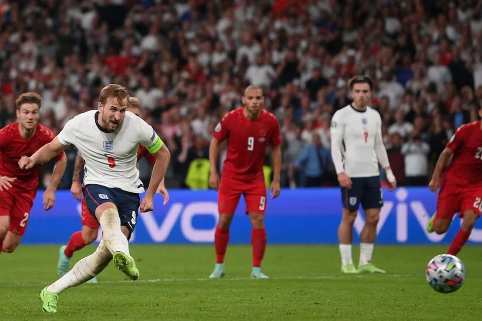 TUGAS BERAT: Kapten pasukan Harry Kane (atas, jersi putih) menjaringkan gol pada masa tambahan untuk memastikan kemenangan 2-1 England ke atas Denmark pada perlawanan separuh akhir. Namun, dengan pasangan pemain veteran Giorgio Chiellini dan Leonardo Bonucci sebagai tunggak pertahanan Italy, Three Lions mempunyai tugas berat untuk meruntuhkan benteng itu. - Foto AFP