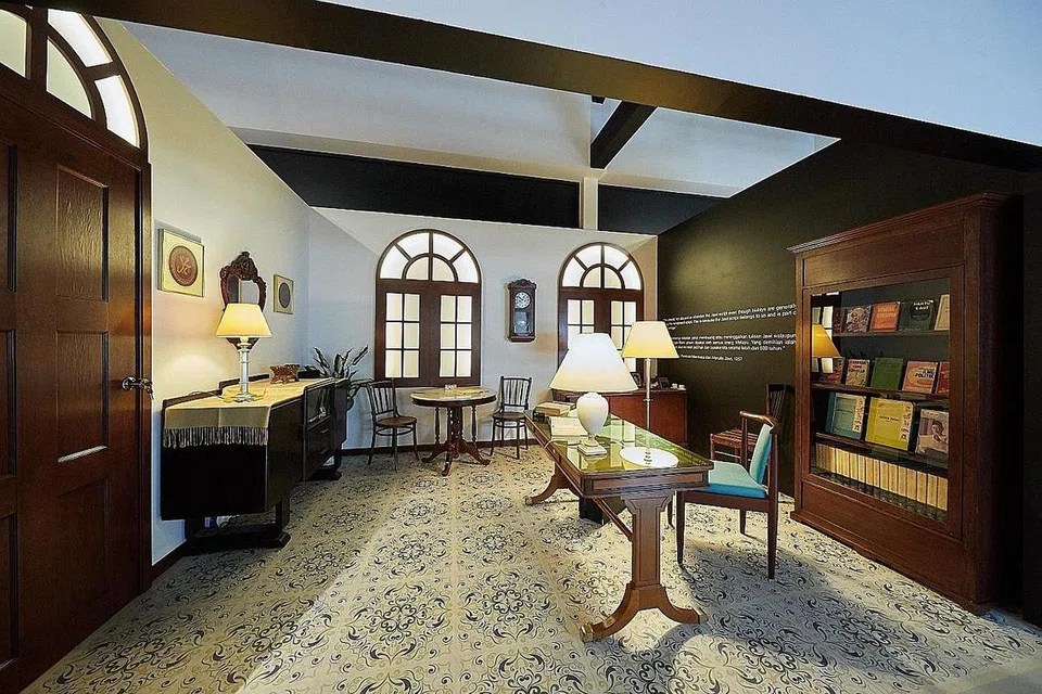GAMBAR KENANGAN: Taman Warisan Melayu telah bekerjasama rapat dengan vertical submarine untuk mereka pemasangan seni yang dapat mencerminkan tempoh genting dalam perkembangan bahasa Melayu, antaranya ruang pejabat khayalan (gambar atas) berdasarkan gambar-gambar Za'ba sepanjang kerjaya Allahyarham sebagai seorang guru dan cendekiawan. - Foto TWM.