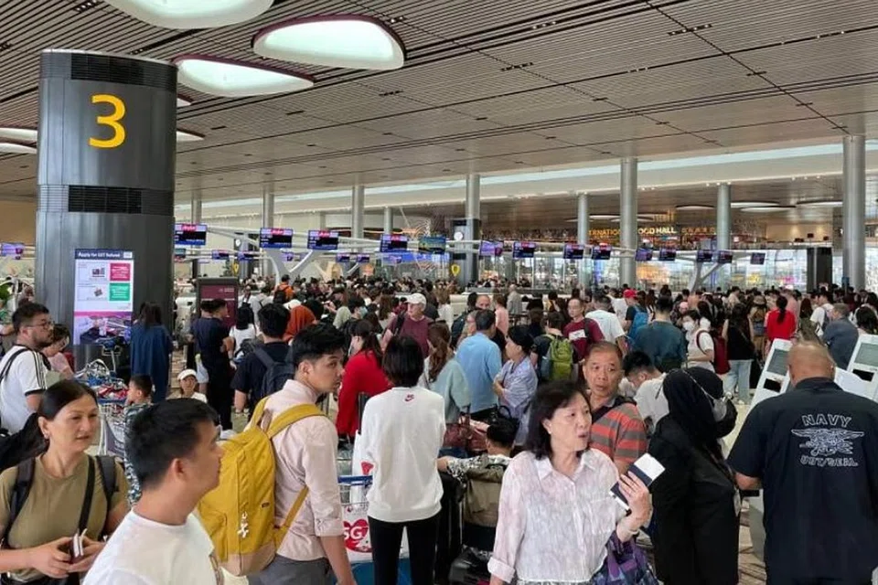 Orang ramai yang masih beratur di Terminal 4, Lapangan Terbang Changi, sekitar 9.45 pagi pada 20 Julai. 