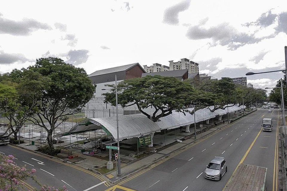 KHEMAH SUDAH SIAP: Rangka khemah di Wisma Geylang Serai (WGS) didirikan seawal minggu pertama bulan ini bagi Bazar Raya Geylang Serai 2019. Tahun ini, had kos sewa gerai $14,000 telah diperkenal demi memastikan sewa gerai dimampui peniaga. - Foto BM oleh IQBAL FAIZAL