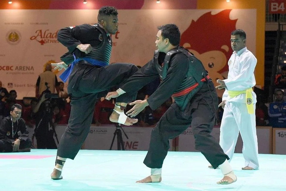 TUMPUAN SEPENUHNYA: Sheik Ferdous (kiri) beraksi cemerlang ketika mengalahkan pesilat Indonesia, Firdhan Wahyu dalam Kelas I. 