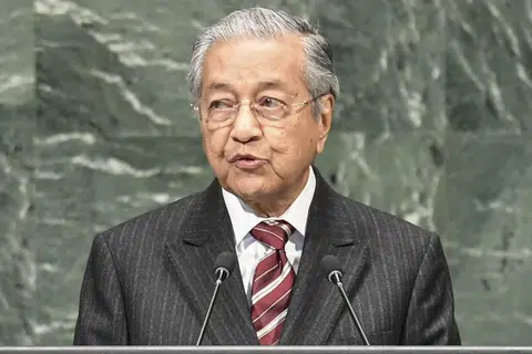 "Perjuangan Umno ialah untuk kekalkan Najib (Datuk Seri Najib Tun Razak) sebagai pencuri yang terbesar. Itu bukan Umno, Umno sudah tiada. Umno yang saya pimpin di masa lalu berjuang untuk agama, bangsa dan negara. Kini Umno hanya berjuang untuk mempertahankan Najib sebagai penyangak." - Tun Dr Mahathir Mohamad, Perdana Menteri Malaysia.
