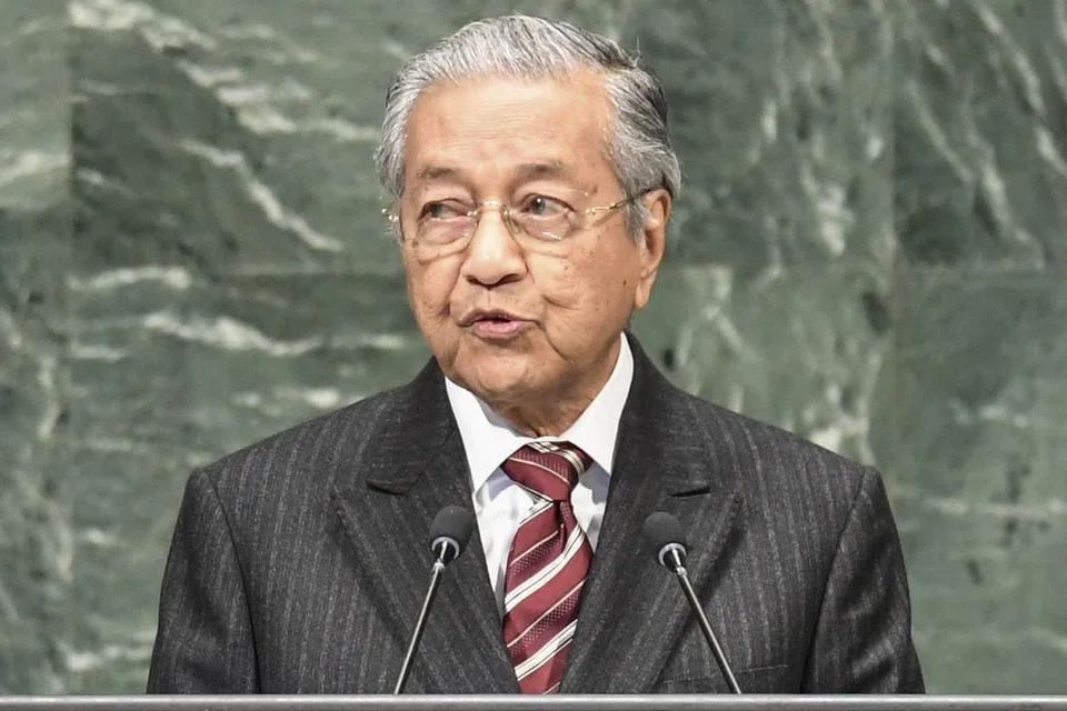 "Perjuangan Umno ialah untuk kekalkan Najib (Datuk Seri Najib Tun Razak) sebagai pencuri yang terbesar. Itu bukan Umno, Umno sudah tiada. Umno yang saya pimpin di masa lalu berjuang untuk agama, bangsa dan negara. Kini Umno hanya berjuang untuk mempertahankan Najib sebagai penyangak." - Tun Dr Mahathir Mohamad, Perdana Menteri Malaysia.