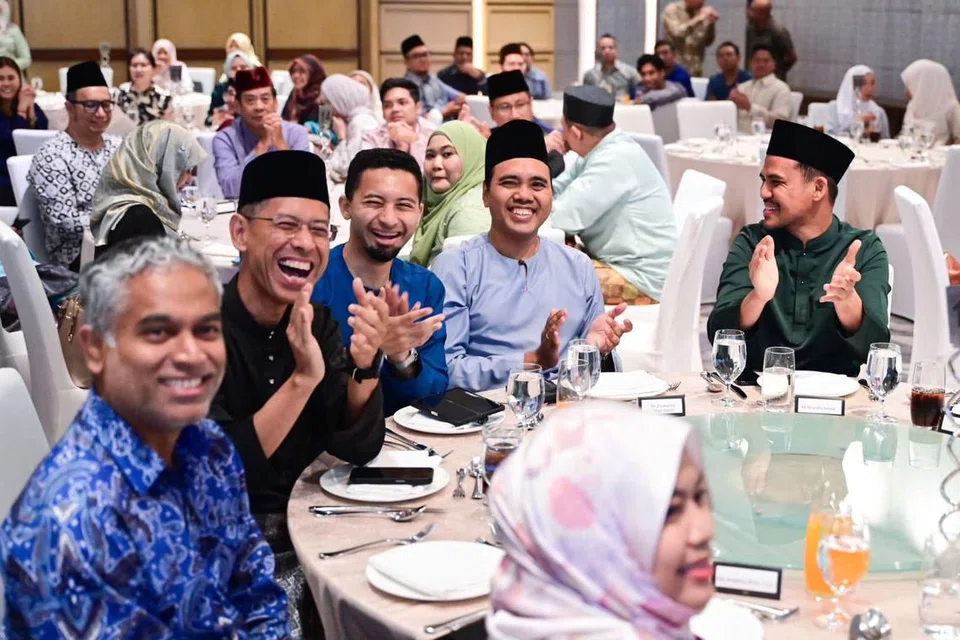 Ketua Pegawai Eksekutif Singpost, Encik Shahrin Abdol Salam (dua dari kiri) bersama Pengasas dan Ketua Pegawai Eksekutif VersaFleet, Encik Shamir Rahim (tiga dari kiri); Anggota Parlimen (AP) GRC Chua Chu Kang, Encik Zhulkarnain Abdul Rahim (empat dari kiri) dan Ketua Pegawai Eksekutif (CEO) The Black Hole Group, Encik Mustaffa Kamal (kanan), semasa majlis Makan tengah hari Rangkaian Hari Raya Mendaki Singapura di Sofitel Singapore City Centre, pada 5 Mei.