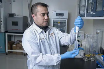 INGIN LANJUT PELAJARAN KE VARSITI: Encik Aarman berkata sokongan keluarga serta rakan kerja banyak memberi beliau dorongan. - Foto BH oleh ORE HUIYING