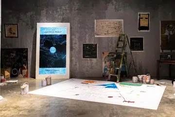 Pameran ‘Behind the Canvas Series 1: Jean-Michel Basquiat’ di Marina Bay Sands menyelami kehidupan dan karya seniman ikonik Amerika Syarikat itu melalui seni, fesyen dan kesusasteraan.