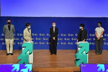 MAJLIS PELANCARAN: Cik Josephine Teo (dua dari kiri) diundang melancarkan Institut Grab Tech for Good. Bersama beliau, antara lain, ialah Cik Tan Hooi Ling, Ketua Pegawai Operasi Grab (dua dari kanan). - Foto BH oleh CHONG JUN LIANG