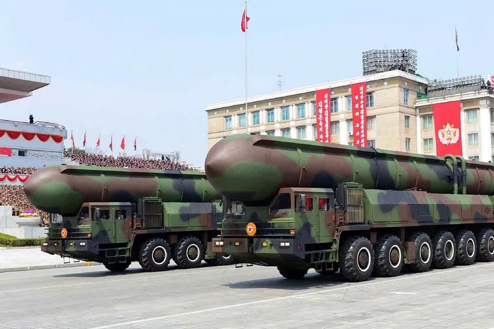 TUNJUK KEKUATAN: Peluru berpandu ini dipamerkan semasa perbarisan tentera pada Sabtu lalu bagi memperingati ulang tahun ke-105 pengasas Korea Utara, Encik Kim Il-Sung. - Foto AFP