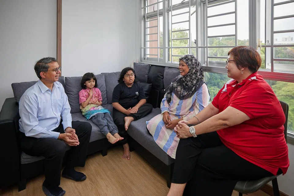 Menteri Negara (Ehwal Dalam Negeri merangkap Pembangunan Negara), Profesor Madya Dr Muhammad Faishal Ibrahim, berinteraksi bersama Cik Nureezan Safie (dua dari kanan) dan anak-anaknya, Nur Azura Norazli (tiga dari kanan) dan Nur Adiera Norazli (empat dari kanan), yang telah memiliki flat Flexi dua bilik di Marsiling melalui Skim Perumahan Permulaan Baru. Bersama mereka adalah pegawai Pasukan Sokongan Pemilikan Rumah HDB (HST), Cik Ang Kim Geok.